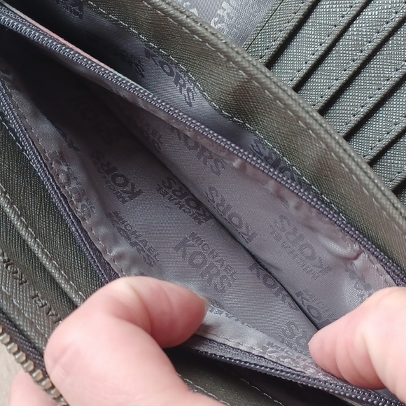 Michael Kors  wallet - Picture 12 of 16